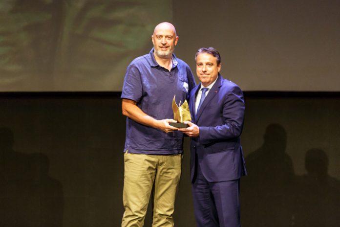 Francisco Javier Sánchez recoge el premio otorgado a Fagor Industrial de la mano de David Castro, CEO de Cervezas la Cibeles. Foto: Xavi Gómez