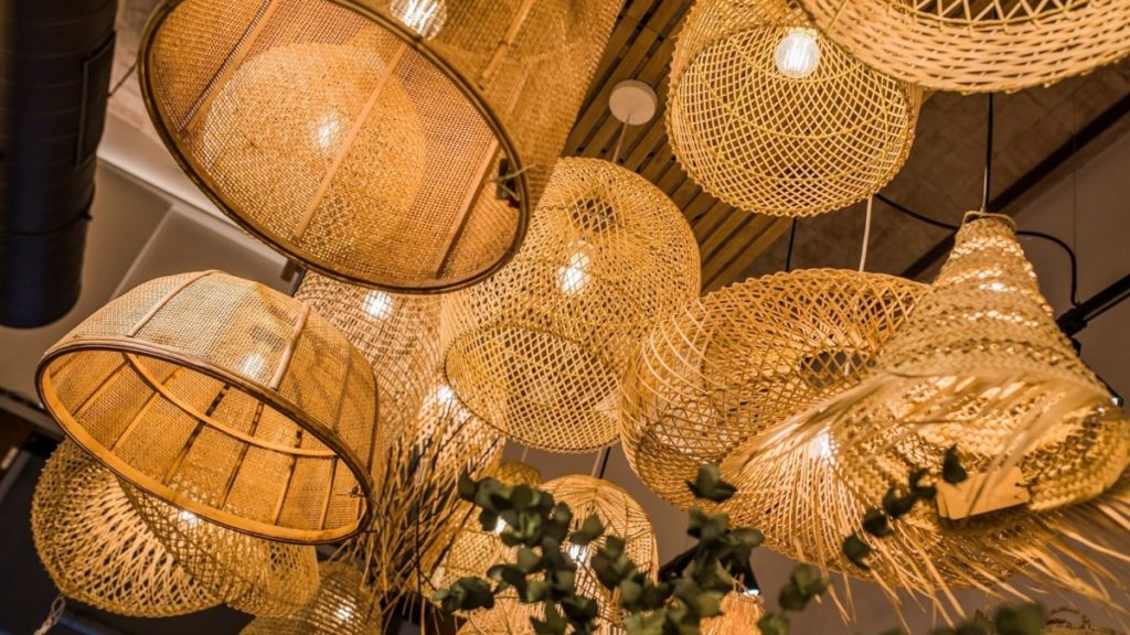 Iluminación interiorista para restaurantes con lámparas de fibra natural