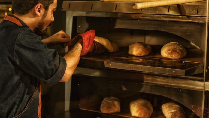 Cómo funciona un horno industrial en hostelería: tipos, usos y diferencias respecto a un horno doméstico
