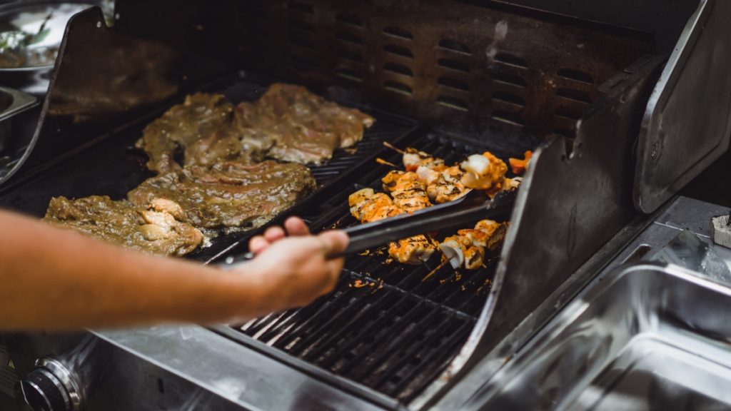 ¿Cuál es el equipo de cocción básico para un restaurante asador de carne?