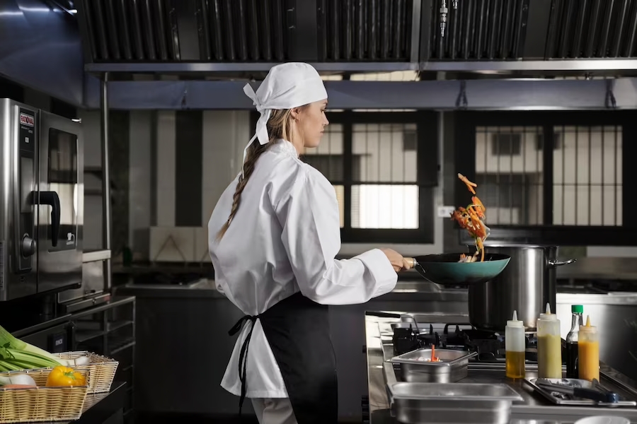 ¿Cuál es el equipo de cocción básico para una cocina industrial?
