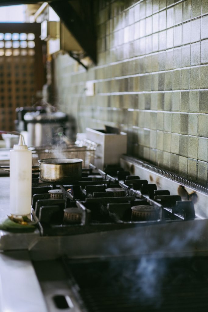 Qué tipo de cocina industrial es necesaria en el equipamiento de cocción de un restaurante