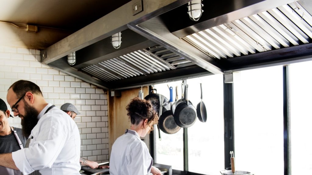 Una campana extractora es una de las soluciones más recurrentes en la cocina de un restaurante sin salida de humos