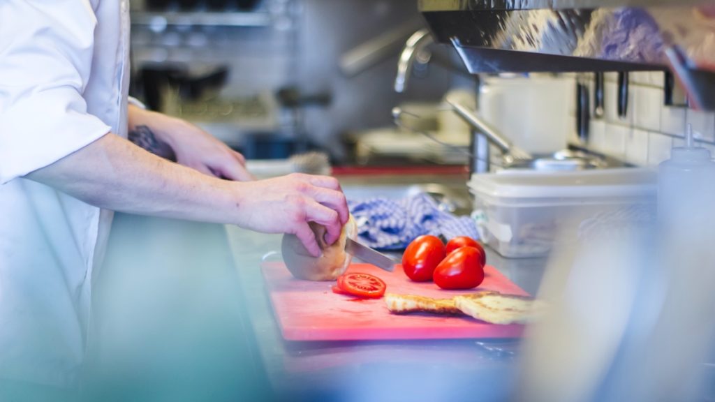 ¿Qué maquinaria auxiliar es esencial en la cocina de un restaurante?